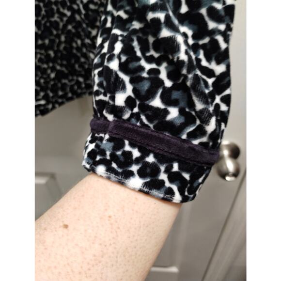 Needle & Threads Women's Size Large Black & White Snow Leopard Pullover Sweater - Picture 4 of 6